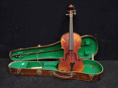 un violon dans son étui, sur fond noir