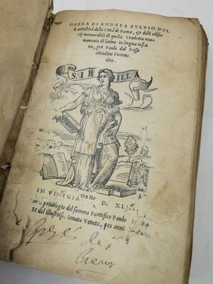 un vieux livre sur lequel figure le dessin d'une femme