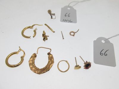 beaucoup de boucles d'oreilles en or et de boucles d'oreilles posées sur une table