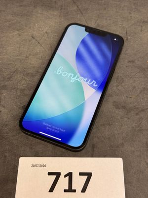 un téléphone posé sur une table à côté d'une étiquette de prix