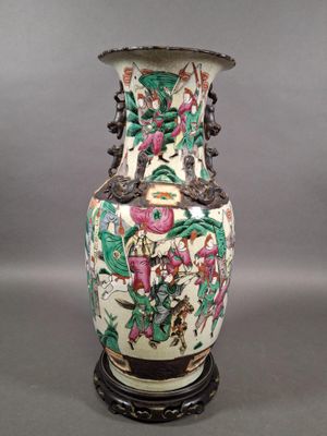 une image représentant un vase posé sur un socle