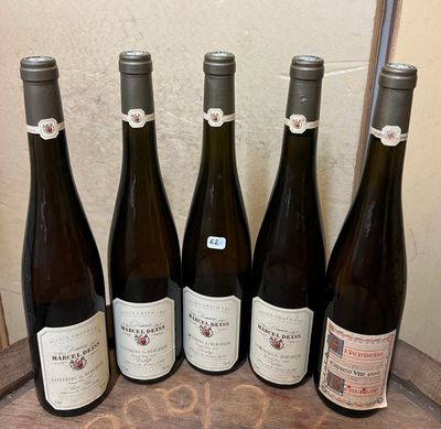 six bouteilles de vin sont alignées sur un tonneau en bois