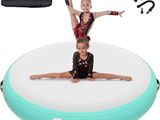Une jeune fille fait de la gymnastique sur un tapis gonflable