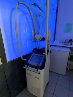 une machine qui se trouve dans une pièce éclairée par une lumière bleue
