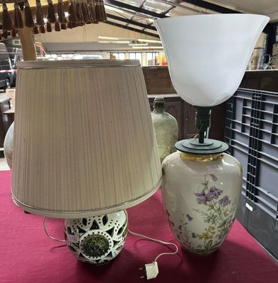 Lot de 2 lampes de table: l'une à décor floral, l'autre à dé…