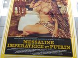 une affiche accrochée au mur de toilettes publiques