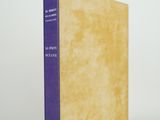 une image représentant un livre à la couverture violette posé sur une surface blanche