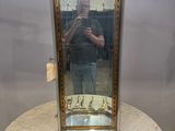un homme se prenant en photo dans un miroir