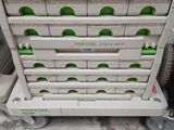 une pile de boîtes empilées les unes sur les autres