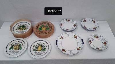 de nombreuses assiettes et bols posés sur une table