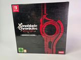 On voit ici la boîte du jeu « Xenoblade Chronicles » pour la Nintendo Wii.