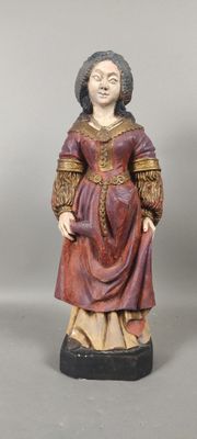 figurine représentant une femme vêtue d'une robe rouge et d'un chapeau marron