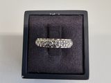 une photo d'une bague en diamant dans un écrin noir