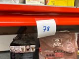un sac de croquettes pour chien posé sur une étagère dans un magasin