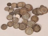 une pile de pièces de monnaie posée sur une surface blanche