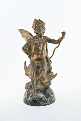 statue en bronze représentant un Cupidon muni d'un arc et de flèches, posée sur un socle en marbre