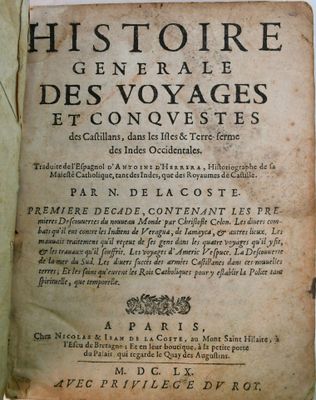 un vieux livre écrit posé sur une table