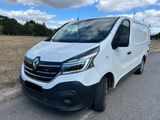 la camionnette blanche est garée sur le côté de la route