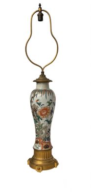 une lampe posée sur une table