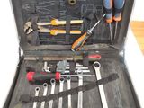 une caisse à outils avec des outils posés sur une table