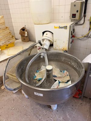 un grand saladier en métal contenant un mixeur