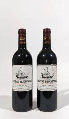 deux bouteilles de vin posées l'une à côté de l'autre sur une table