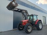 un tracteur garé devant un bâtiment