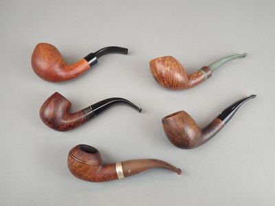 six types différents de pipes sont alignés sur une table