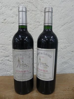deux bouteilles de vin posées sur une table en bois