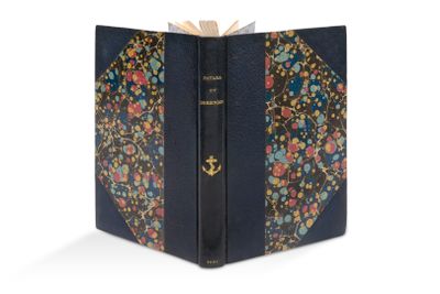 un livre ouvert dont la couverture est ornée d'un motif floral