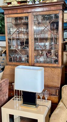 une vitrine sur laquelle sont posés des verres à vin