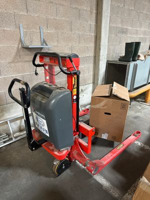 une image représentant un chariot élévateur sur lequel est posée une caisse