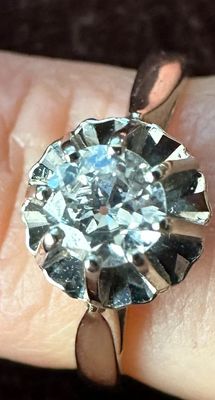 une main de femme portant une bague en diamant