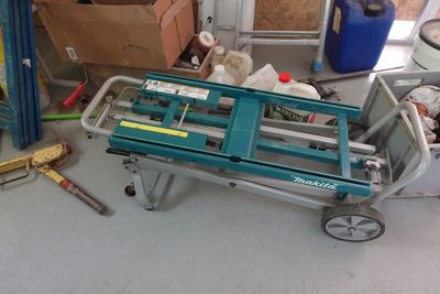 une photo d'un lit d'hôpital dans une chambre