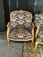 Partie de mobilier de salon composée d'une paire de bergères… (photo 2)