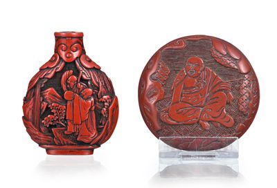 deux vases rouges ornés de sculptures, placés l'un à côté de l'autre