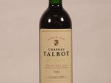 une bouteille de vin posée sur une table