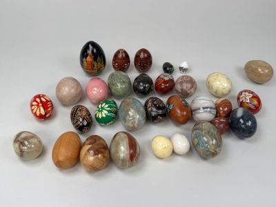 tout un tas de billes de toutes sortes sur la table