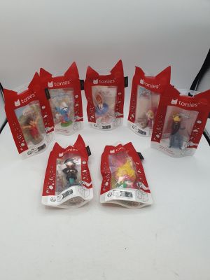 beaucoup de figurines Nintendo sur la table