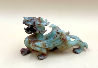 une figurine représentant un chien assis sur une table