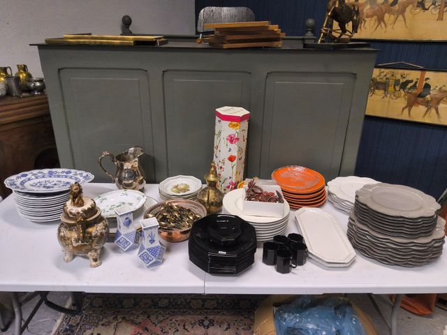 Pot couvert Satsuma, assiettes, tasses, sous-tasses. Paire de vas...