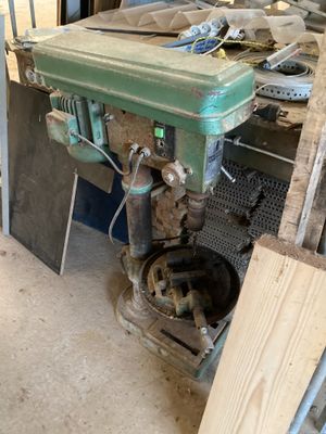 une perceuse posée sur une table dans une pièce