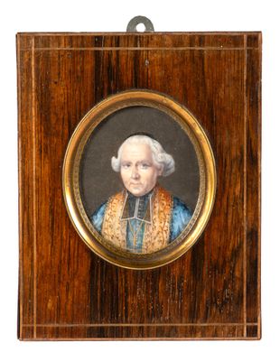 une vieille photo représentant un homme vêtu d'un costume bleu et or, dans un cadre en bois