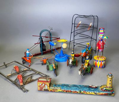 un grand nombre de jouets posés sur une table
