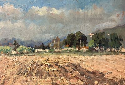 une peinture à l'huile représentant un champ labouré avec des arbres en arrière-plan