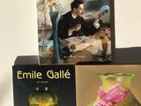 trois livres posés sur une table sur laquelle se trouve un vase