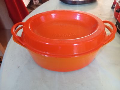 un plat à la poêle à l'orange posé sur une table à côté d'un saladier