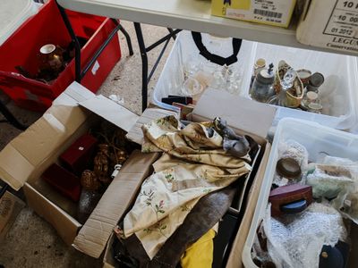 une boîte remplie d'objets posée par terre à côté d'une table