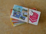 une pile de cartes postales posée sur une table