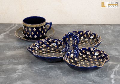 trois tasses et soucoupes posées sur une table